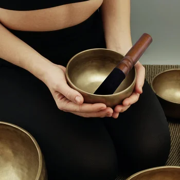 Непальская поющая купа ръчно изработени с дървен чук за отпускане на пеене и медитация